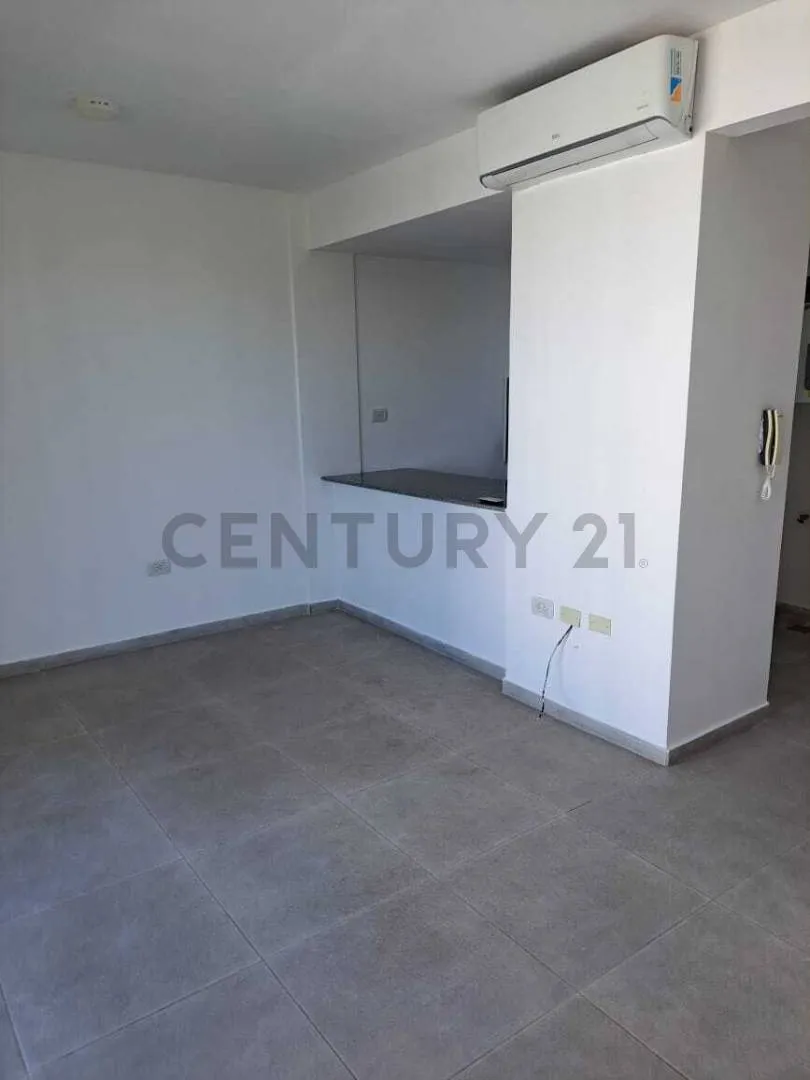 Departamento de 1 dormitorio al frente con cochera en La Plata