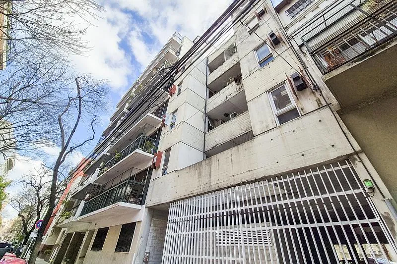 Kitnet de um ambiente com varanda e vaga fixa em Caballito