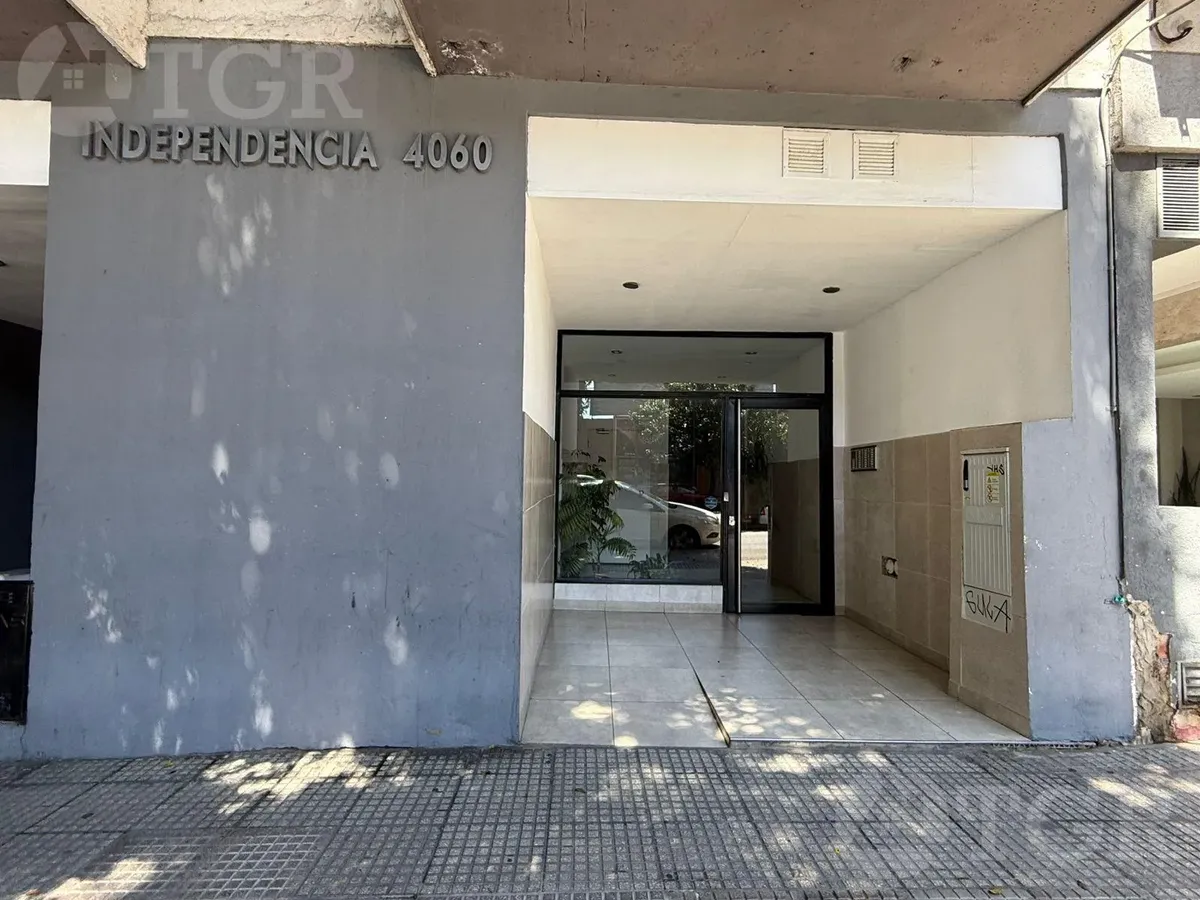 Studio apartment with balcony for rent in Boedo