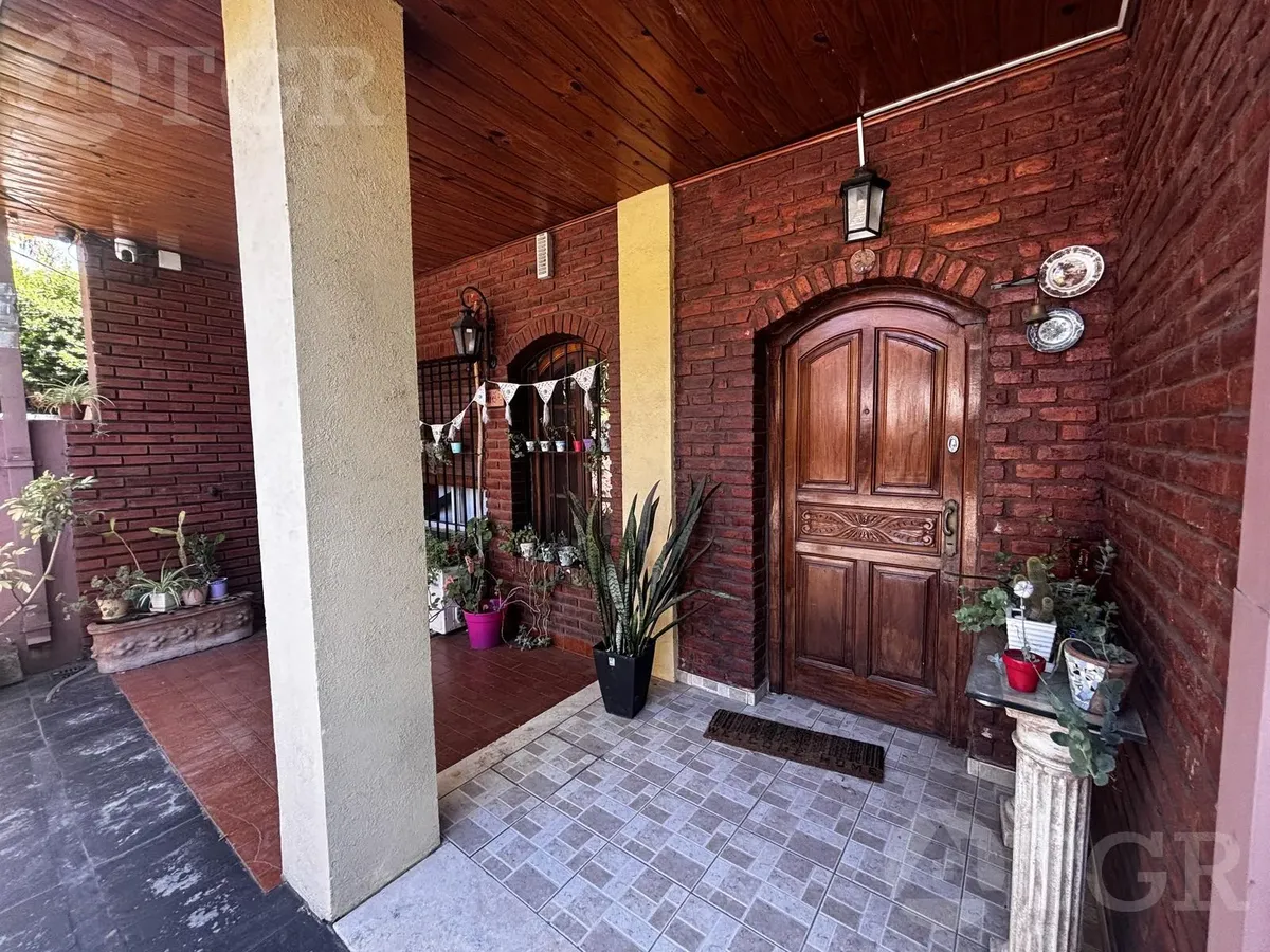 Furnished four-bedroom two-storey house in Martínez