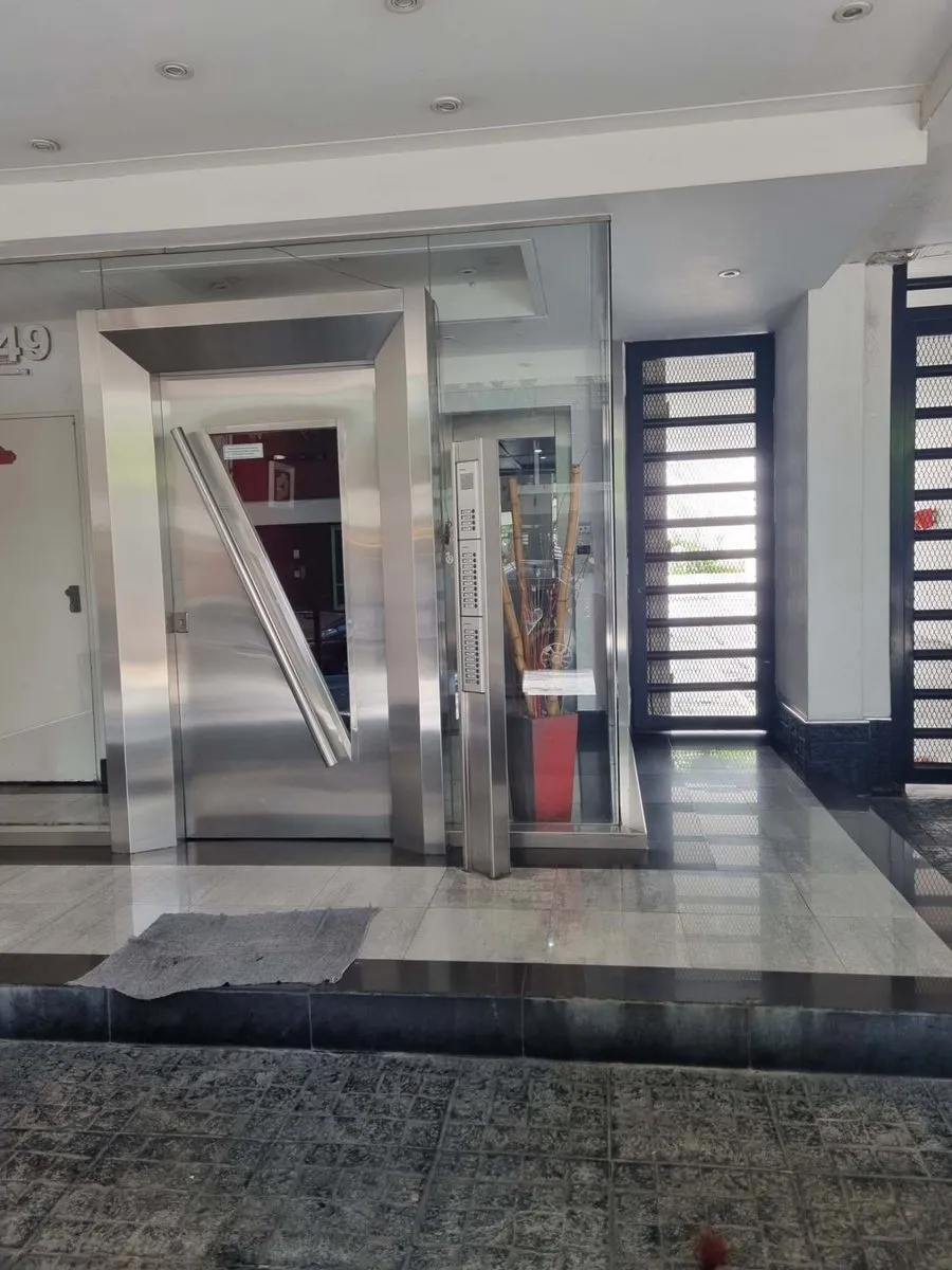 Квартира-студия с балконом и окнами на улицу в Caballito