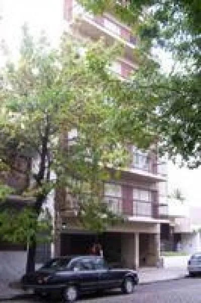Departamento de 4 ambientes con balcón al frente y cochera fija en Villa Crespo