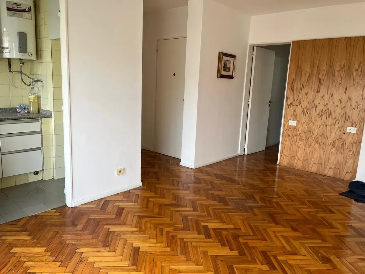 Three-room apartment with balcony in Colegiales