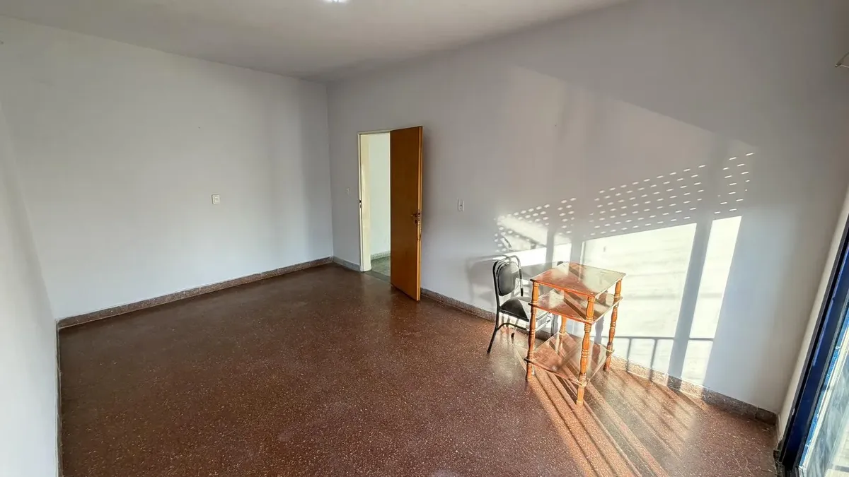 Departamento de 3 ambientes con balcón en Lanús