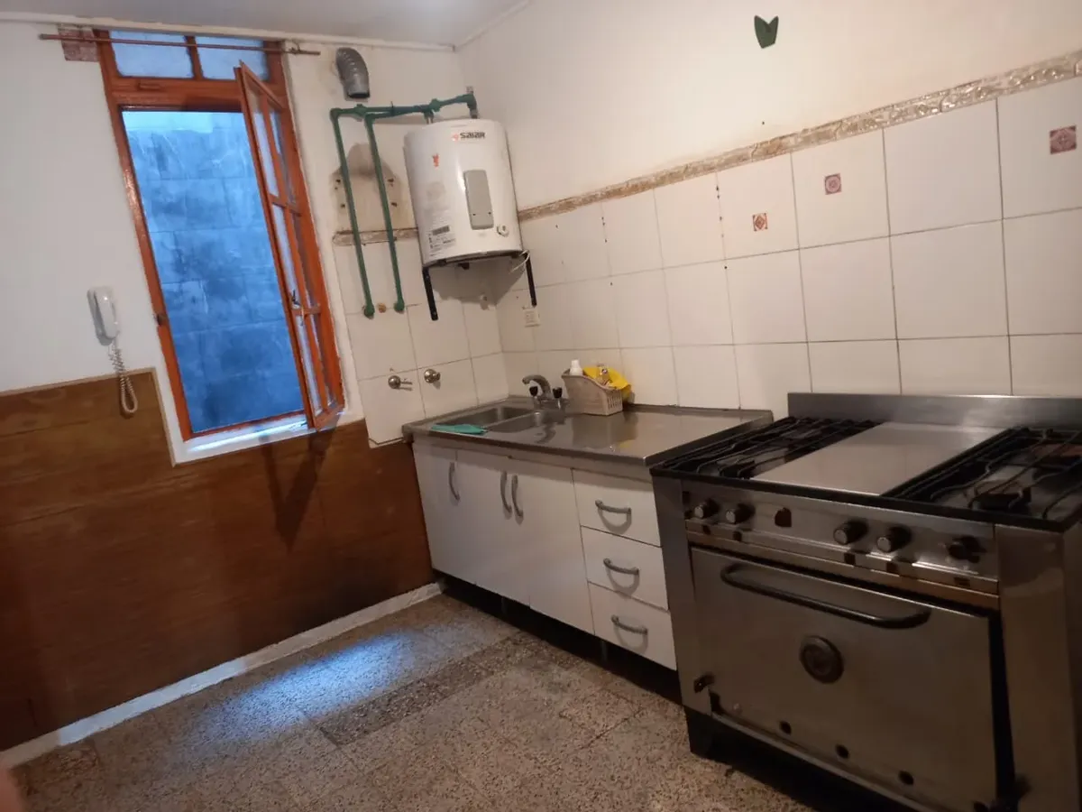 Semipiso de 2 dormitorios al frente en Monserrat
