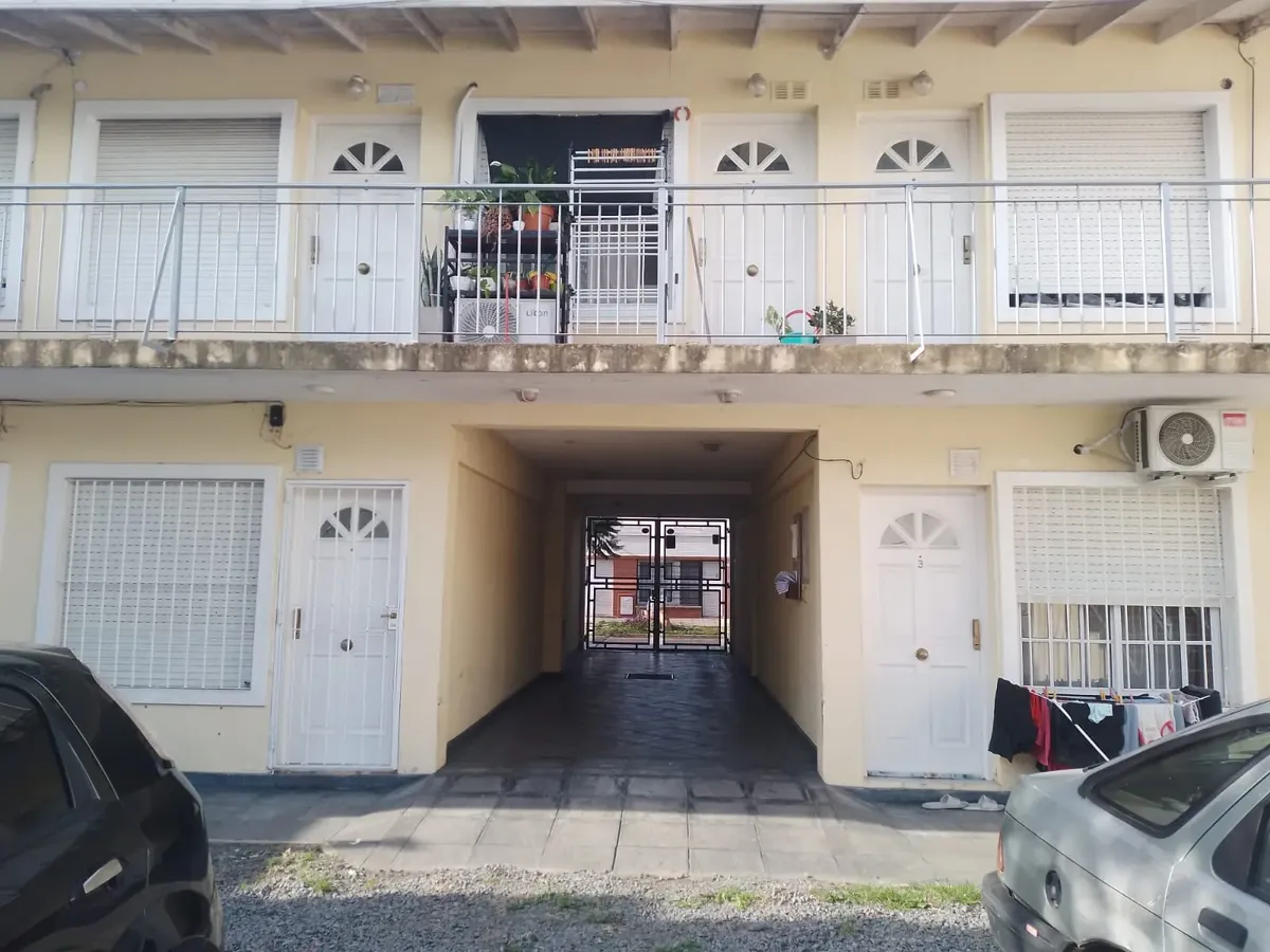 Apartamento de 2 ambientes de frente no 1º andar em Lanús