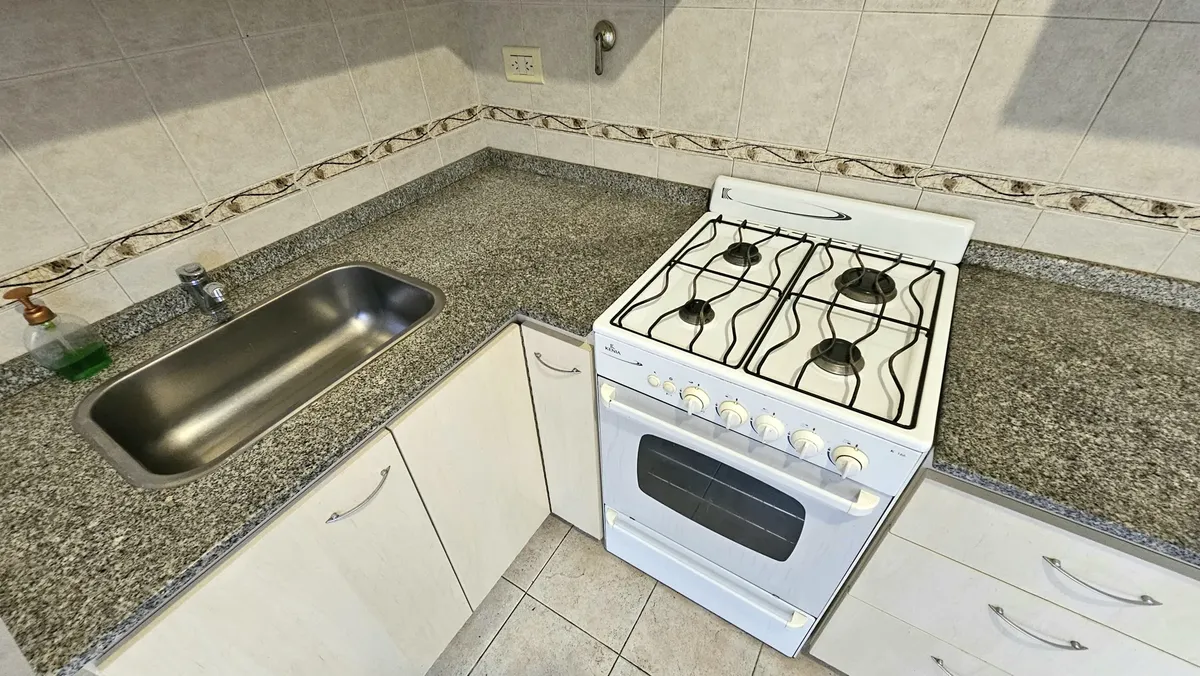 Apartamento de dois ambientes tipo PH na frente em Monte Castro