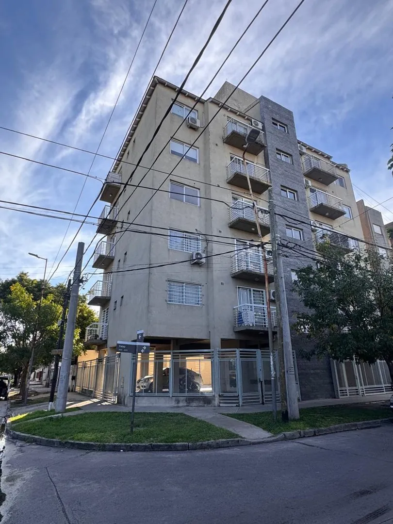 Departamento de 2 ambientes con balcón al frente en Morón