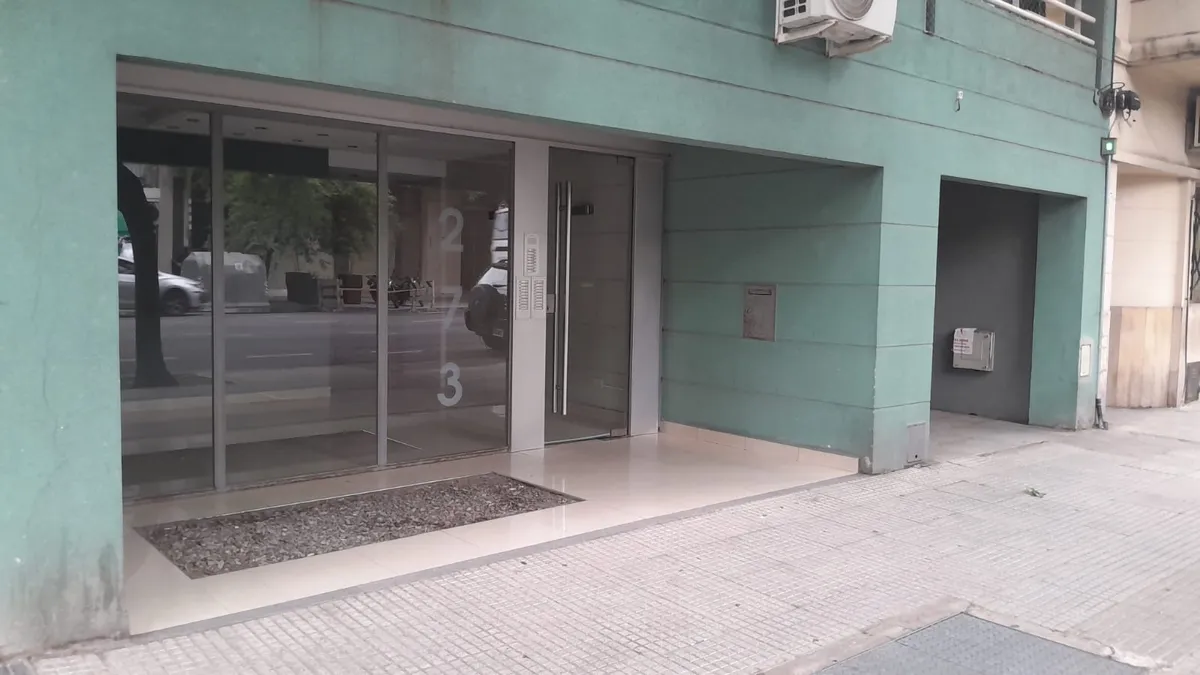 Tres ambientes con balcón en Caballito