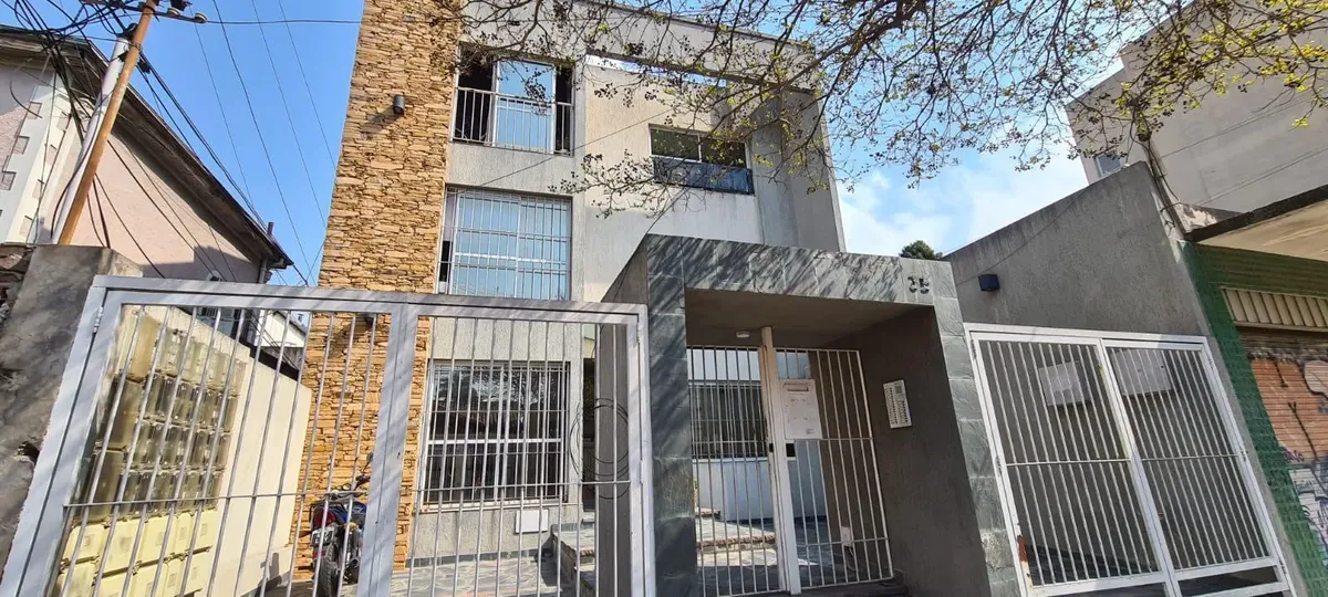 Studio apartment at the front in Morón