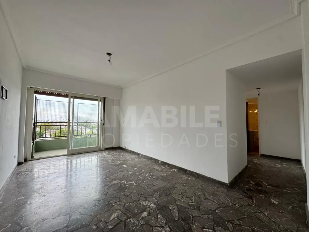 Three-room apartment with a continuous balcony in Villa del Parque