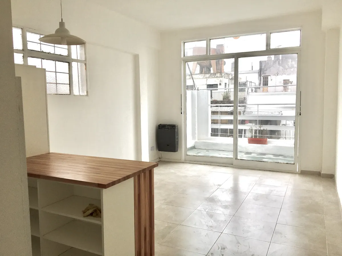 Apartamento reformado com 1 quarto e varanda em Villa Crespo