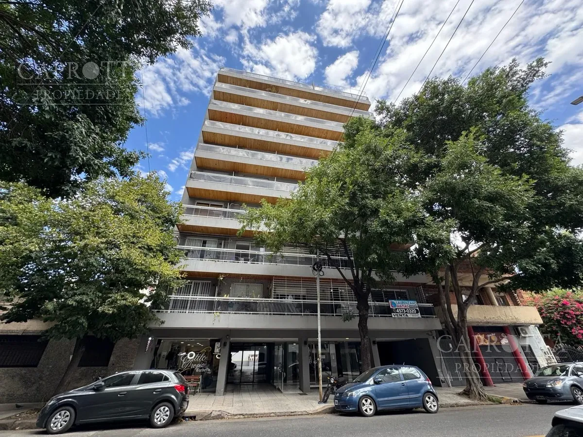Monoambiente en alquiler al frente con balcón en Villa del Parque