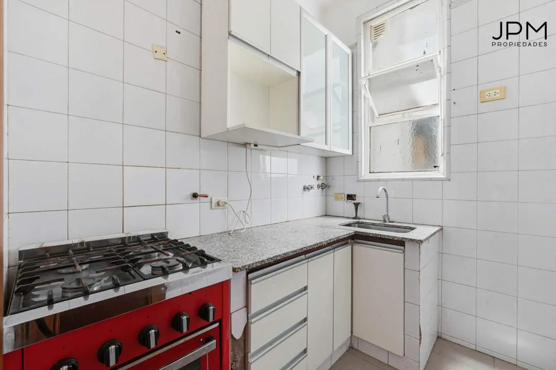 Front-facing two-room apartment in San Telmo