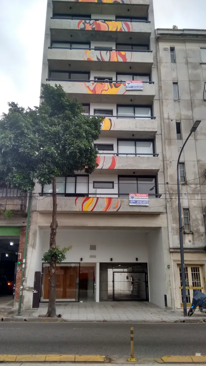 Monoambiente al frente con balcón y vista abierta en Villa Crespo