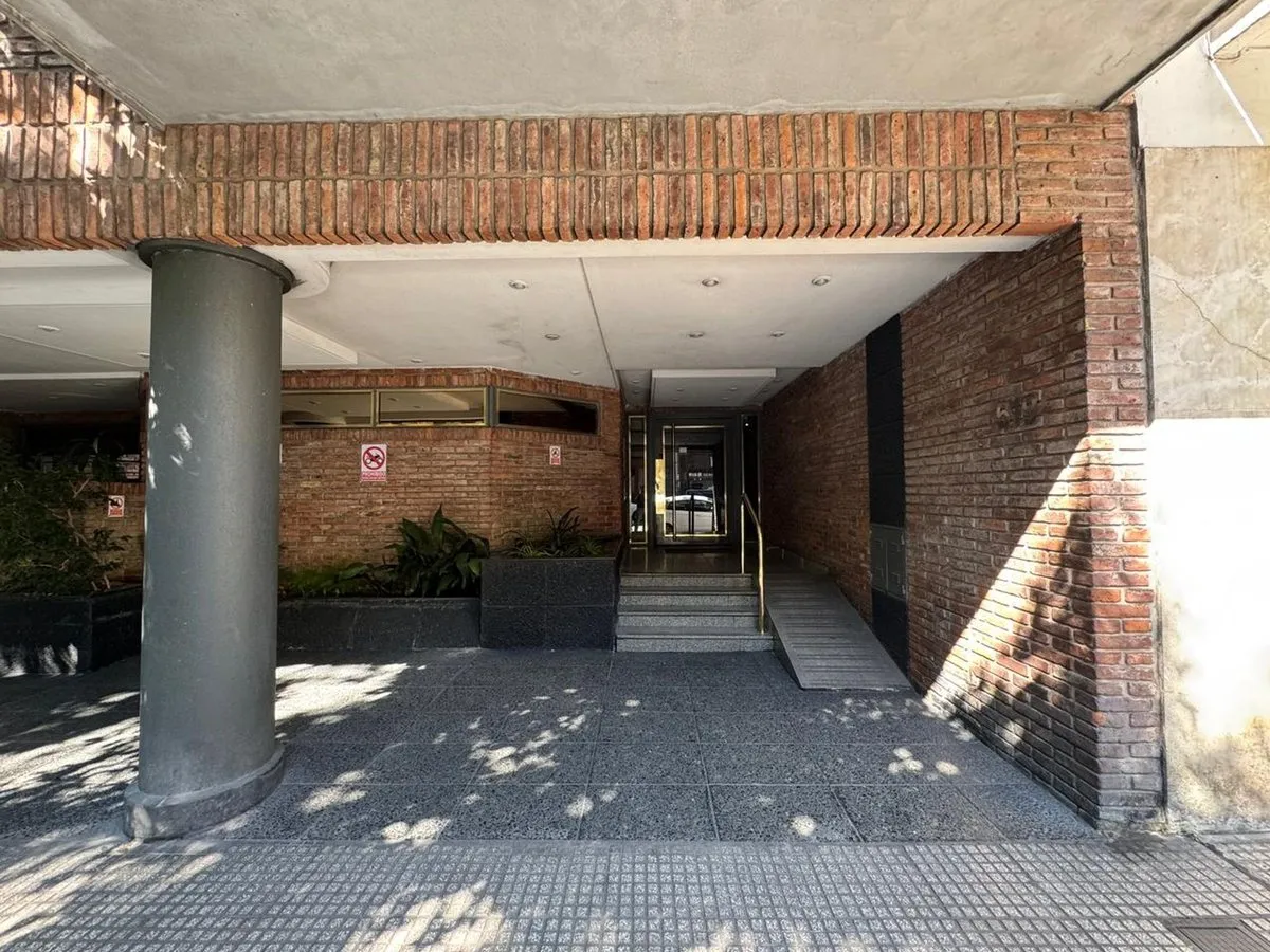 Apartamento de três ambientes com vaga coberta em Caballito
