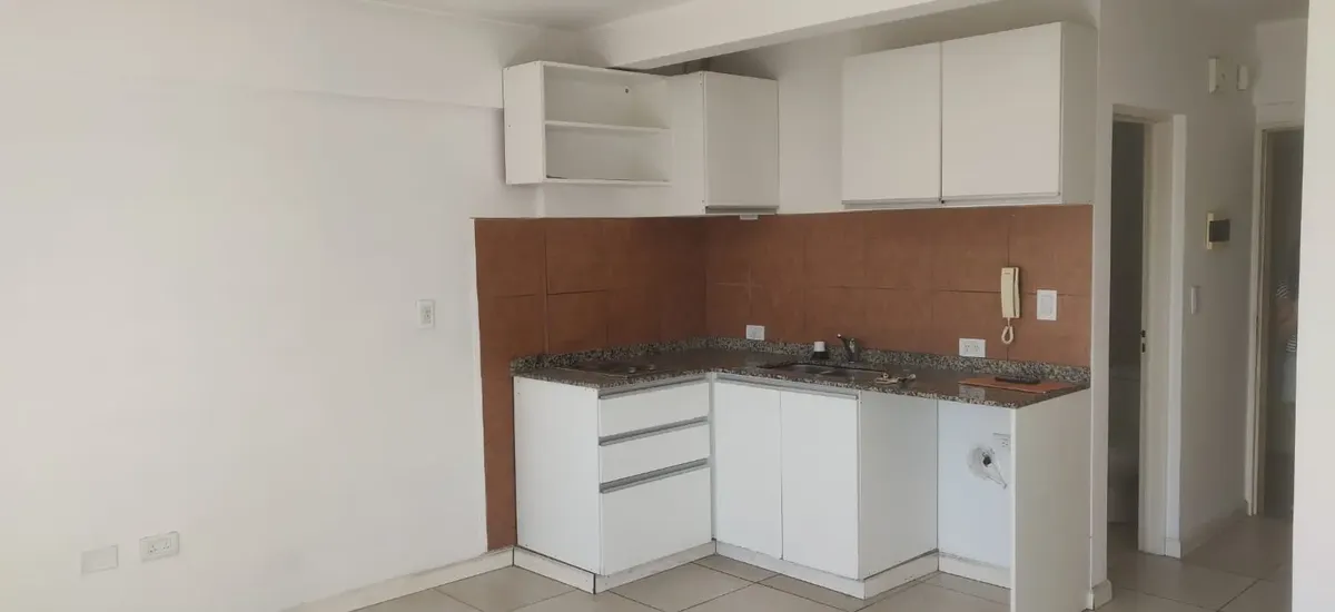 Apartamento de dois ambientes com varanda e vaga de garagem fixa em Mataderos