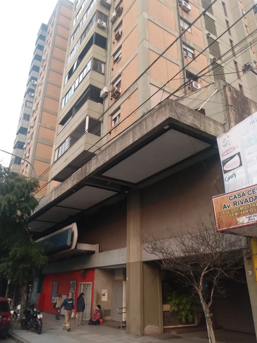 Apartamento de 3 ambientes com 2 dormitórios e varanda fechada em Villa Luro