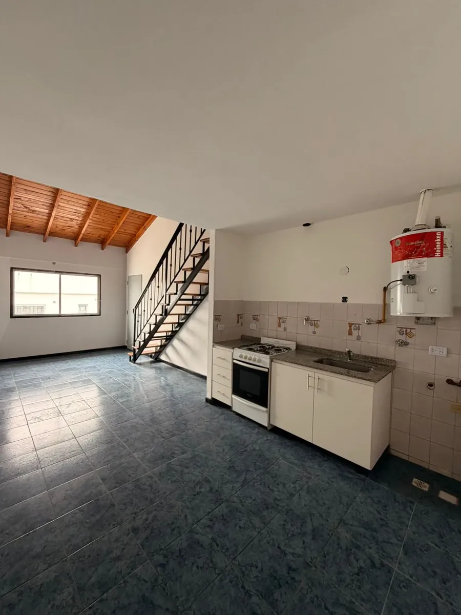 Apartamento de três ambientes com varanda na Avenida Arieta em La Matanza