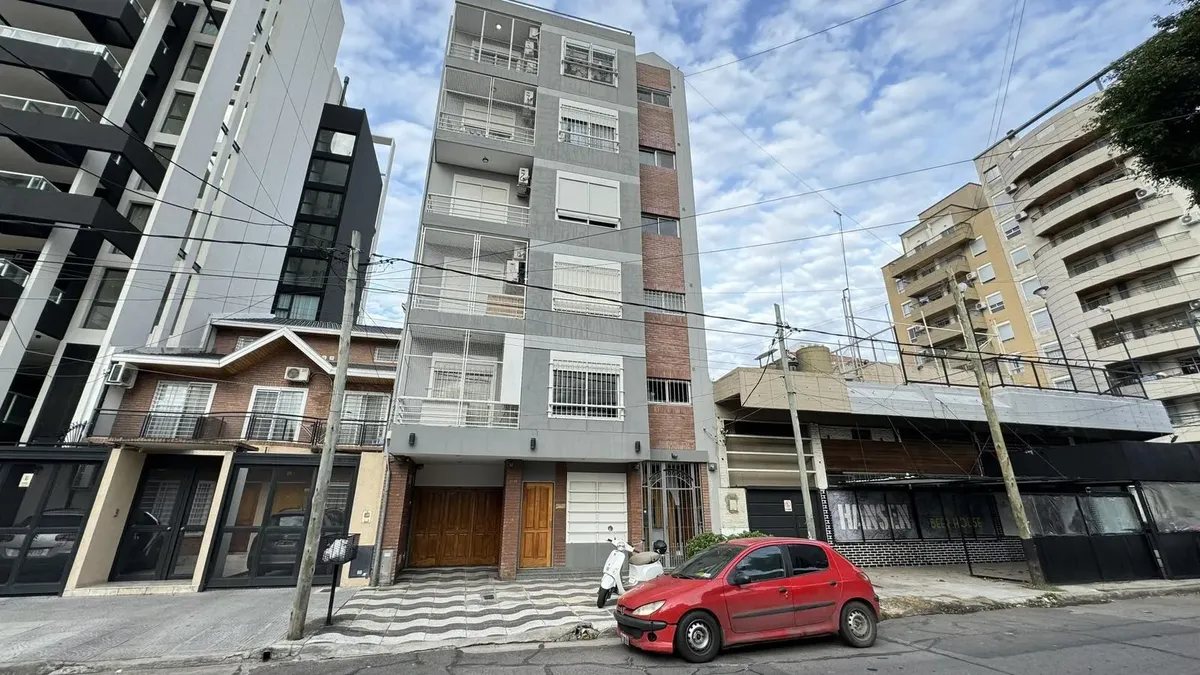 Apartamento semipiso de 2 ambientes com vaga de garagem em Lanús Oeste