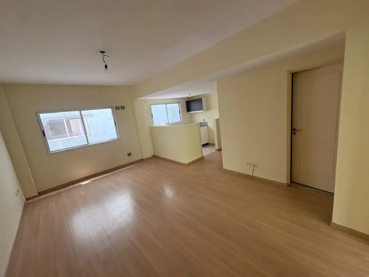 Departamento de 2 ambientes con balcón al frente en Flores