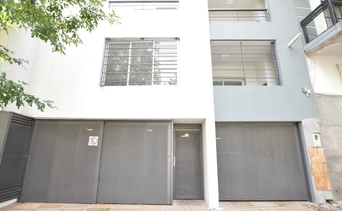 Apartamento de dois ambientes com vaga de garagem e varanda em Balvanera