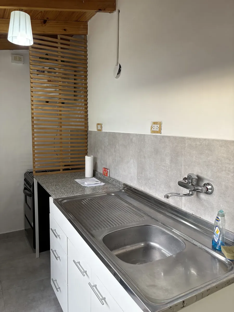 Kitnet com jardim em PH no fundo em Martínez