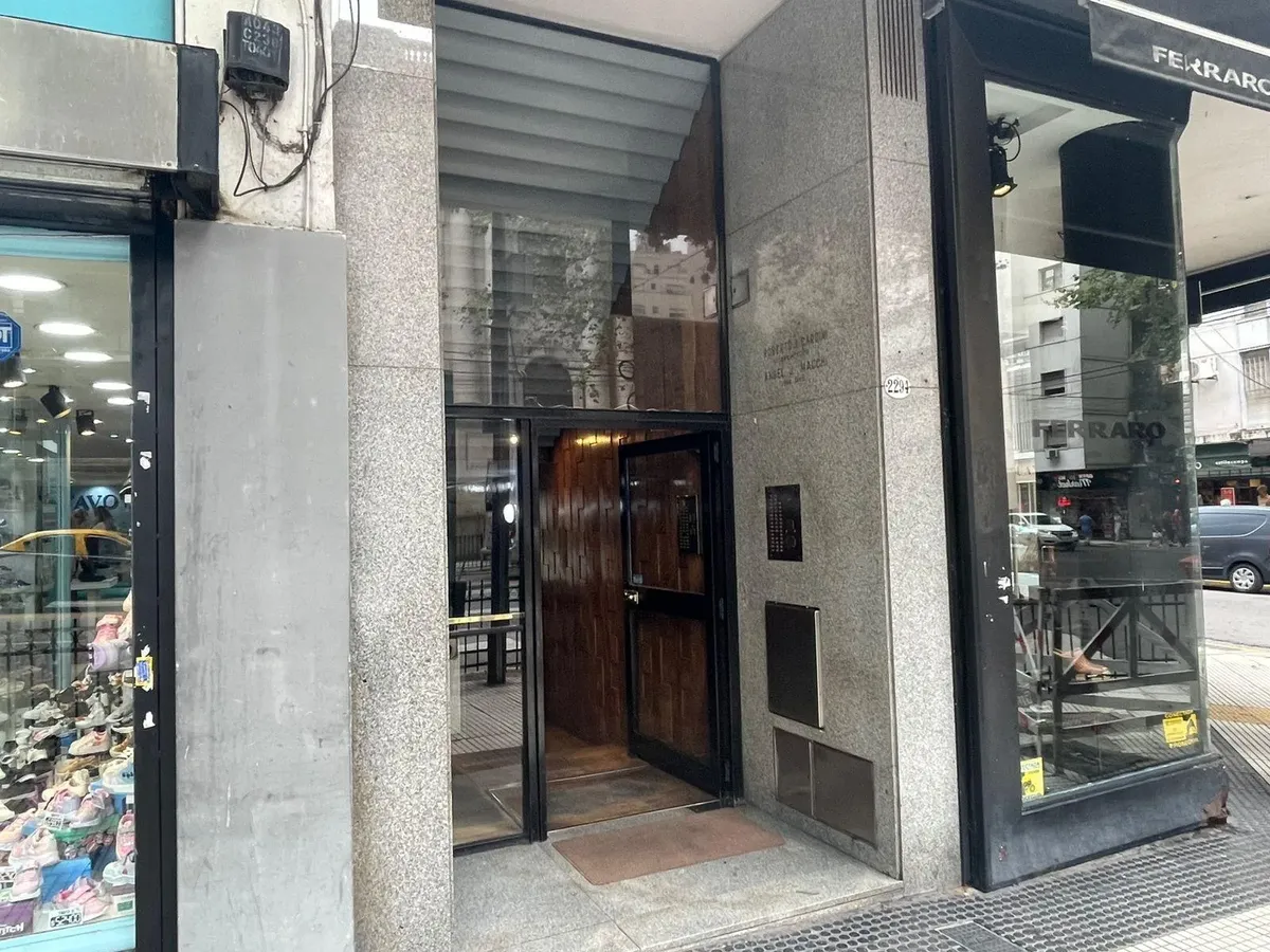 Front-facing studio apartment with balcony in Recoleta