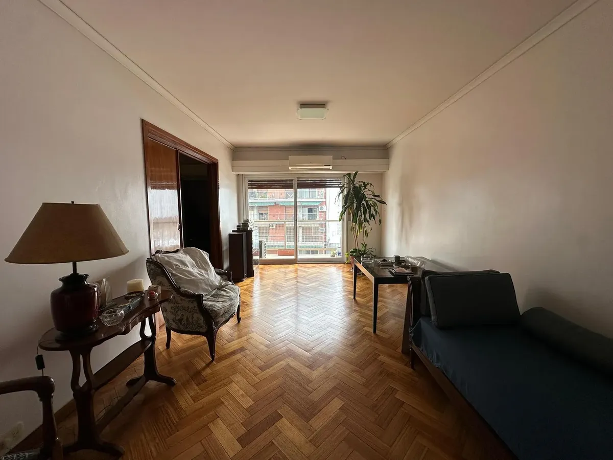 Departamento de 4 ambientes con balcón corrido en Caballito