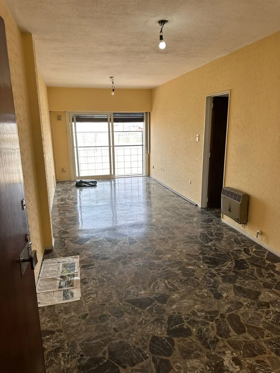 Departamento de 3 ambientes con balcón francés en Flores