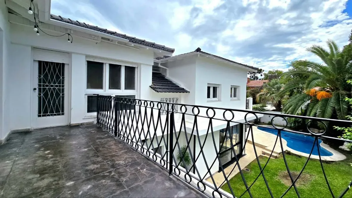 Five-bedroom house in Martínez with pool and parking