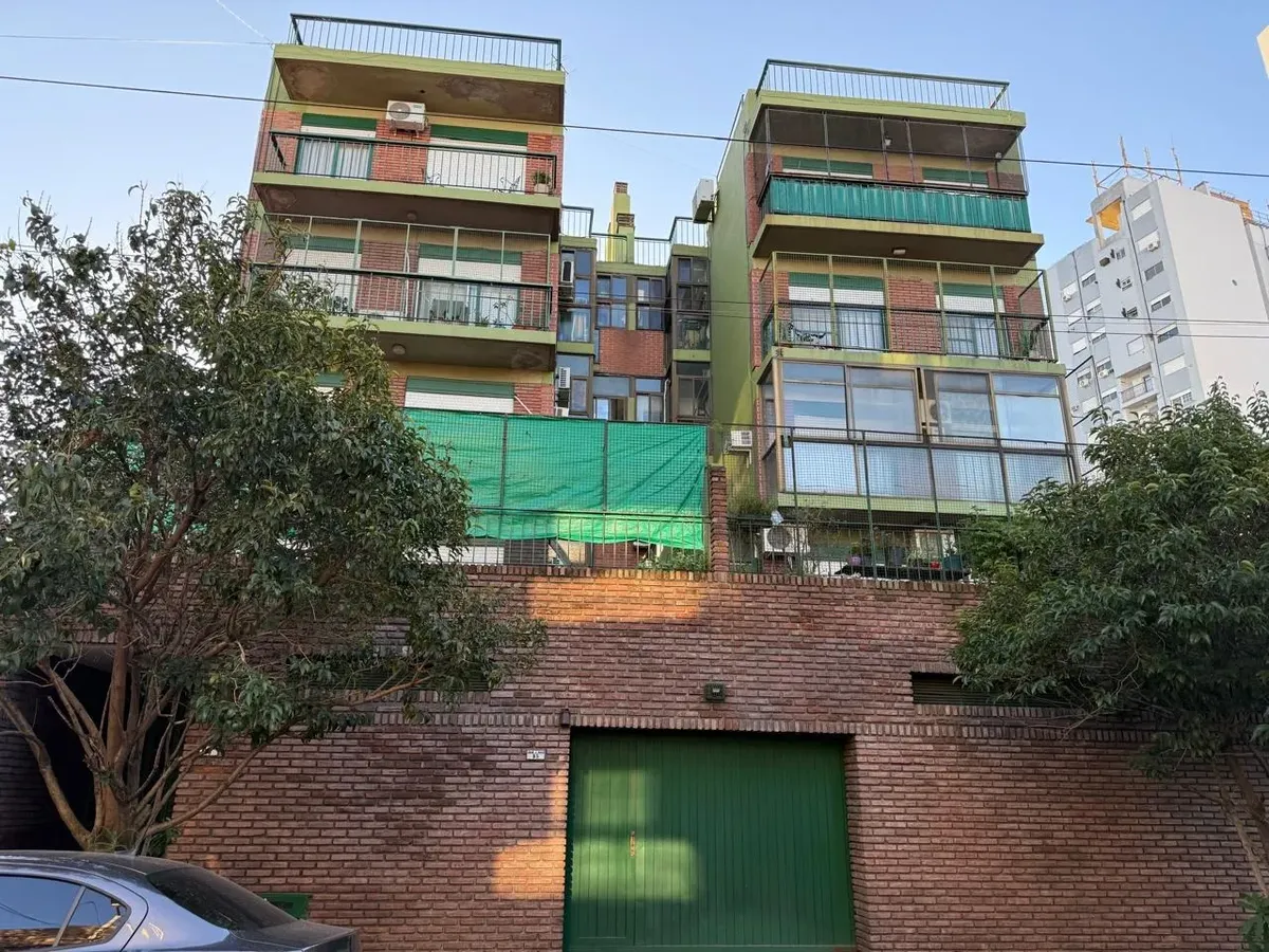 Departamento de 3 ambientes al frente con cochera en Tres de Febrero