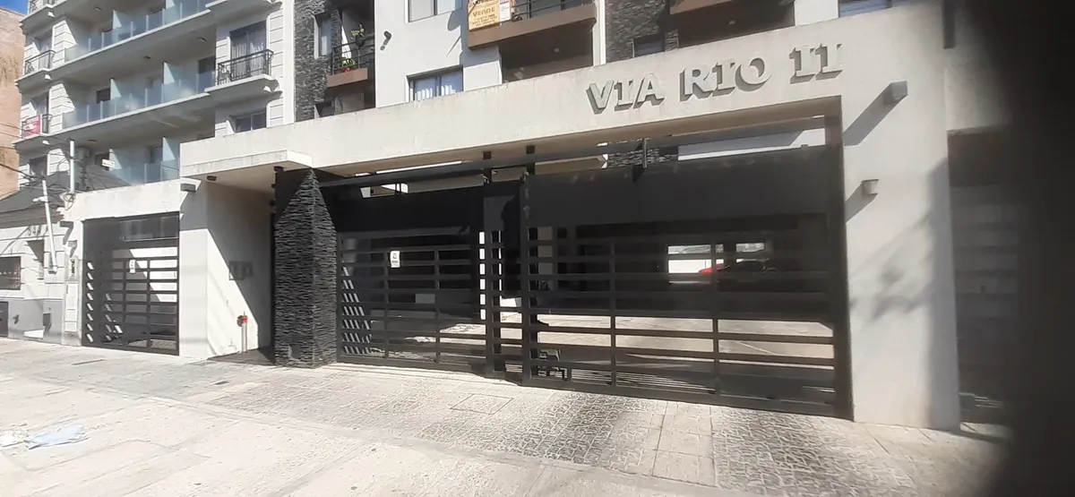 Квартира с 2 комнатами, балконом и окнами во двор в Lanús