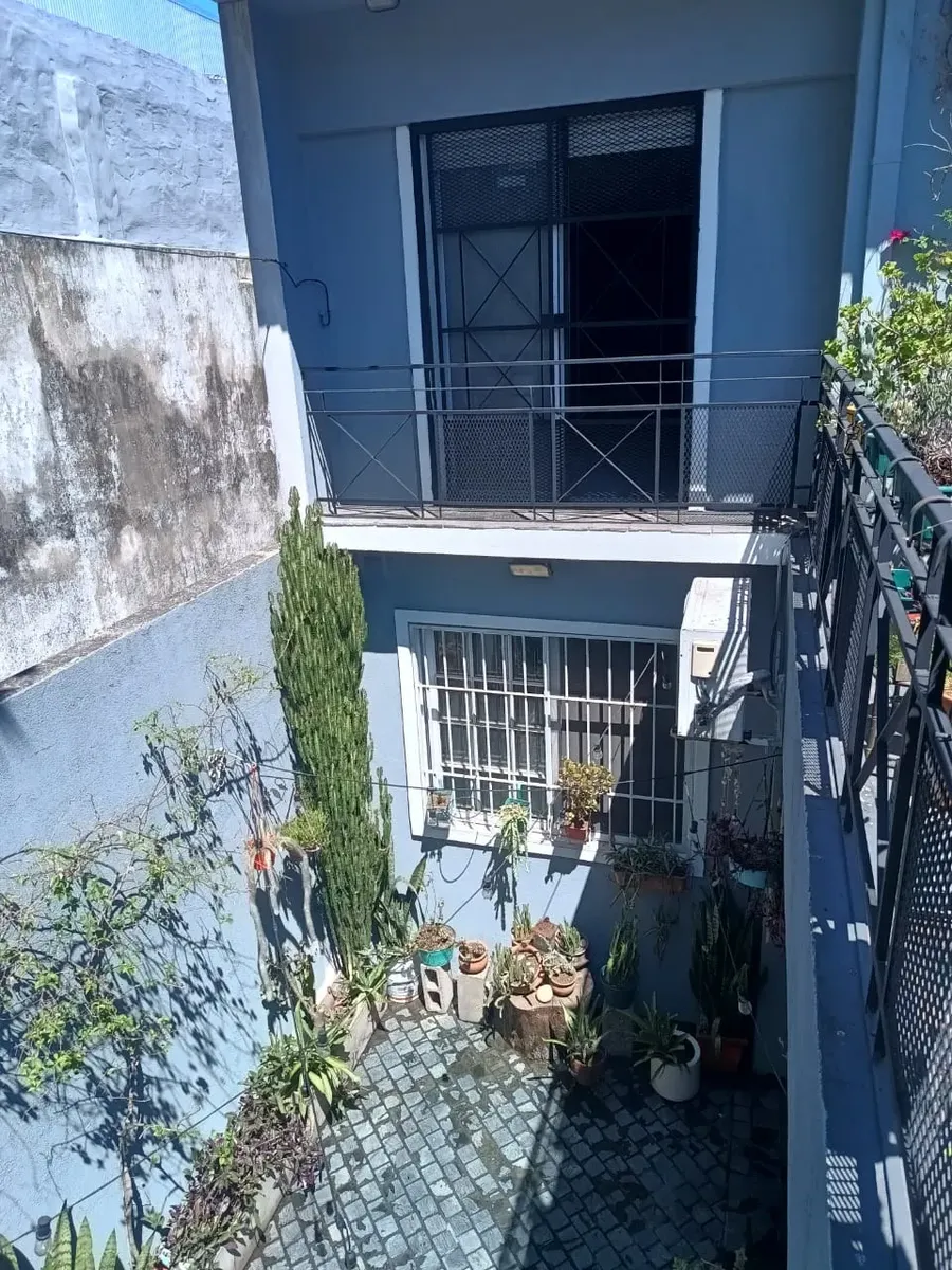 Casa de 5 ambientes con 3 dormitorios, patio y terraza en Nueva Pompeya