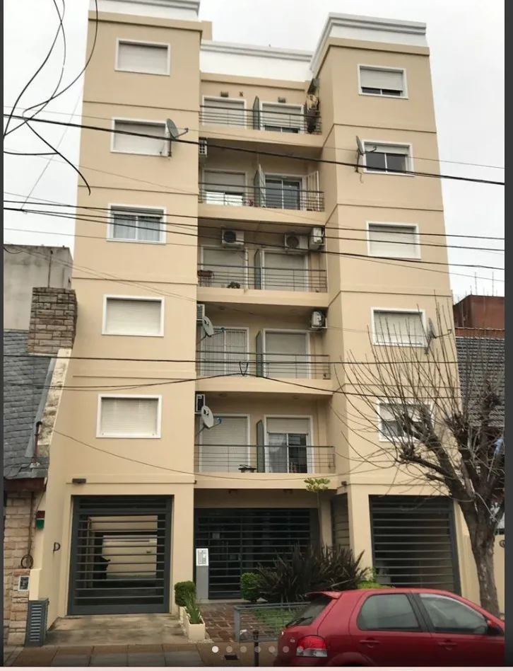 Departamento de 1 dormitorio con balcón al frente en Morón