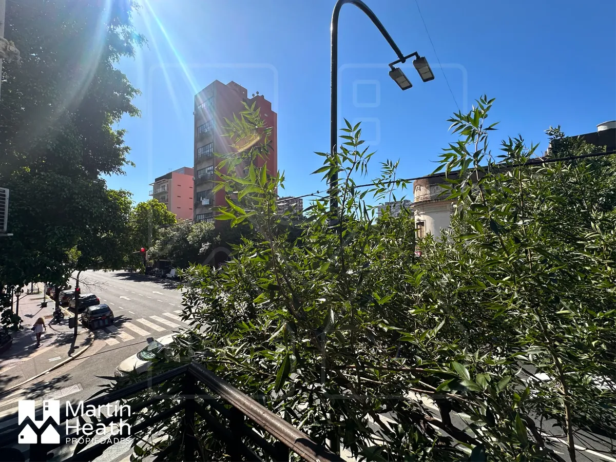 Three-bedroom half-floor apartment in San Telmo