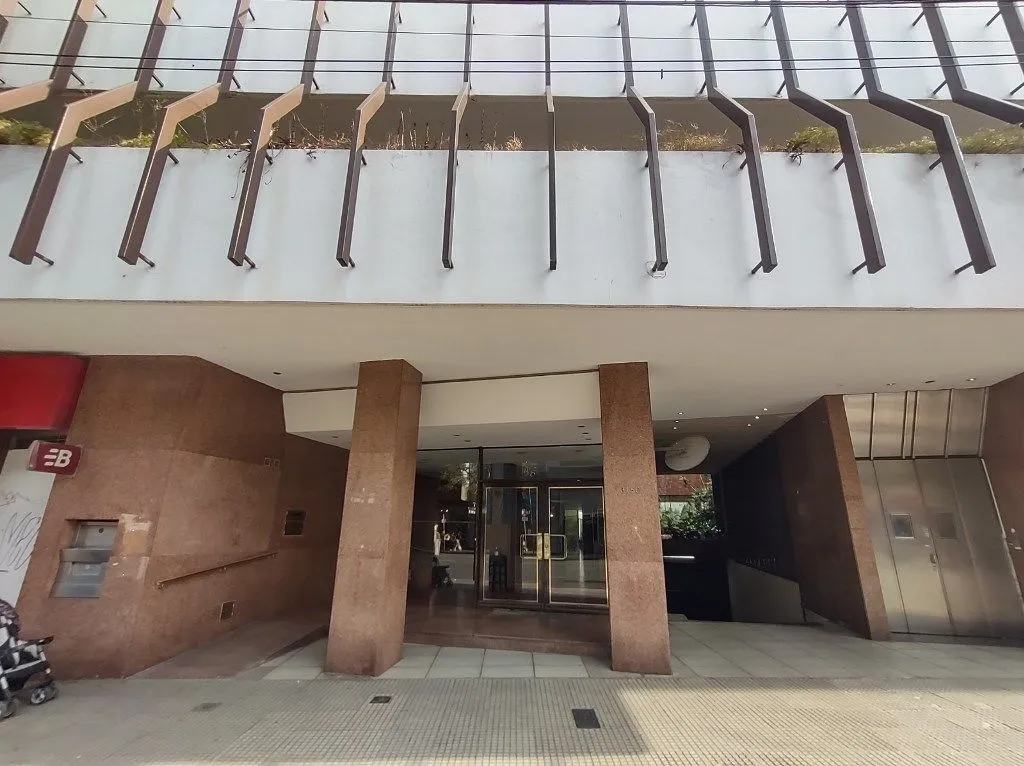 Departamento de 3 ambientes con balcón al frente en Balvanera