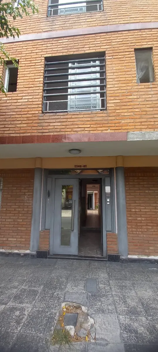 Apartamento de três ambientes com quintal em La Matanza