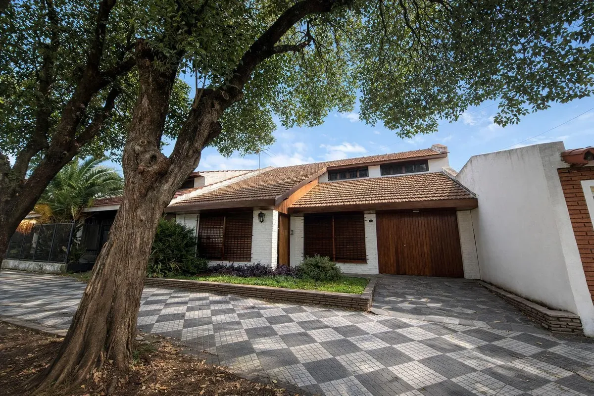 Chalet de 5 ambientes semiamoblado en Monte Grande