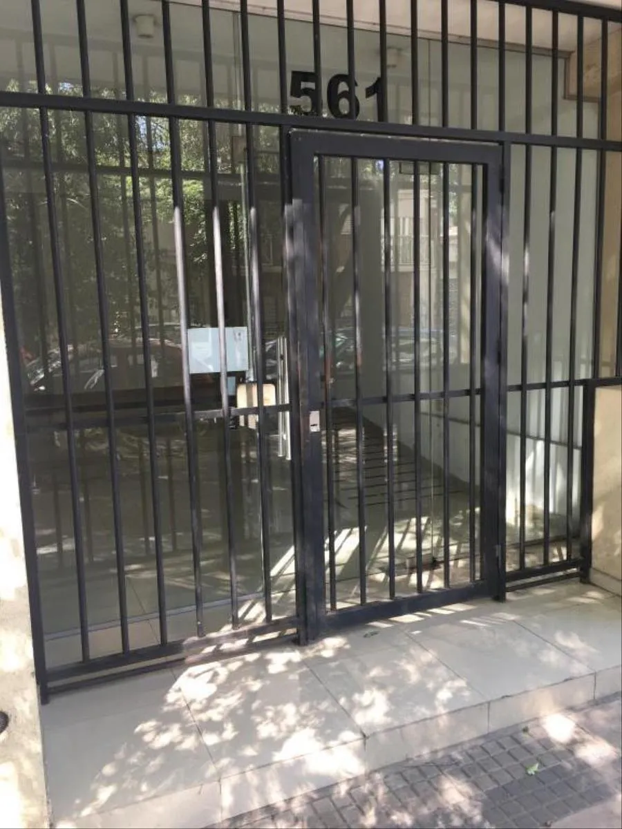 Apartamento de dois dormitórios com varanda para alugar em La Plata