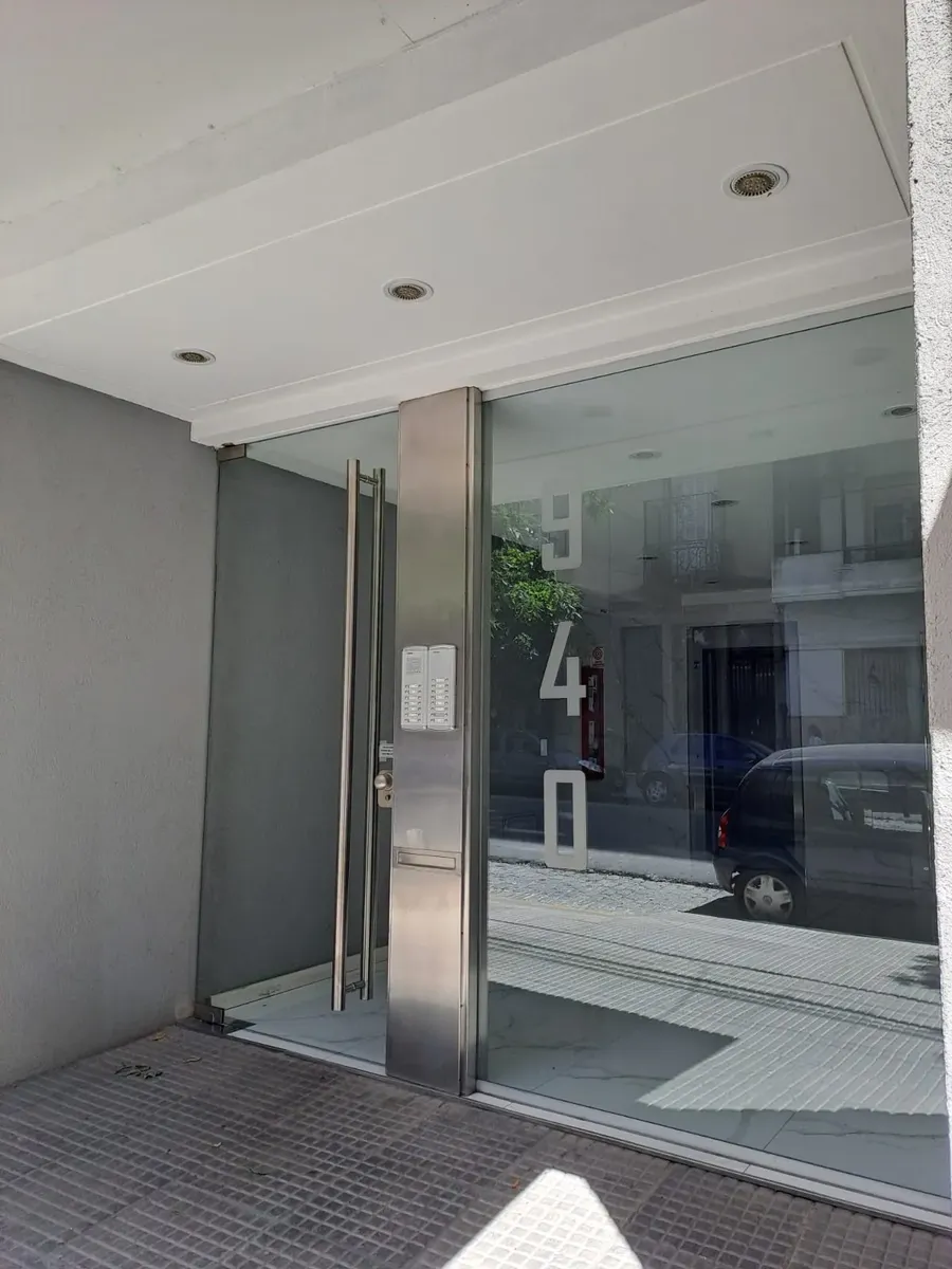 Kitnet com varanda de frente em Caballito