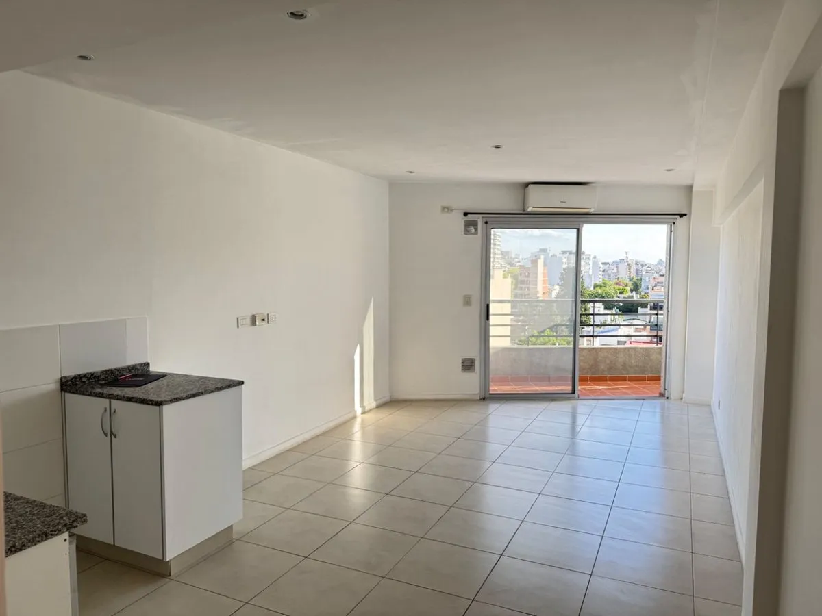 Kitnet de frente com varanda em Agronomía