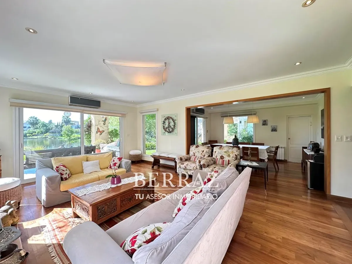 Four-bedroom house with lagoon views in Tigre