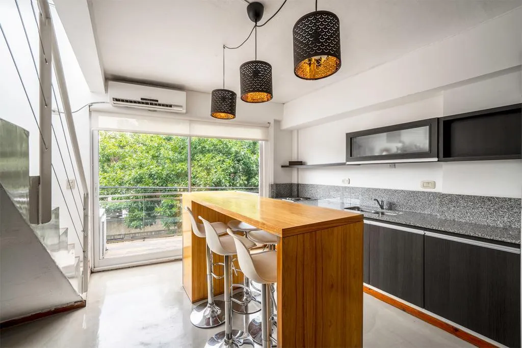 Apartamento duplex de 1 dormitório com varanda em Chacarita
