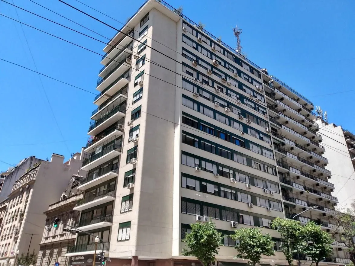 Refurbished three-room apartment with maid’s room in Recoleta