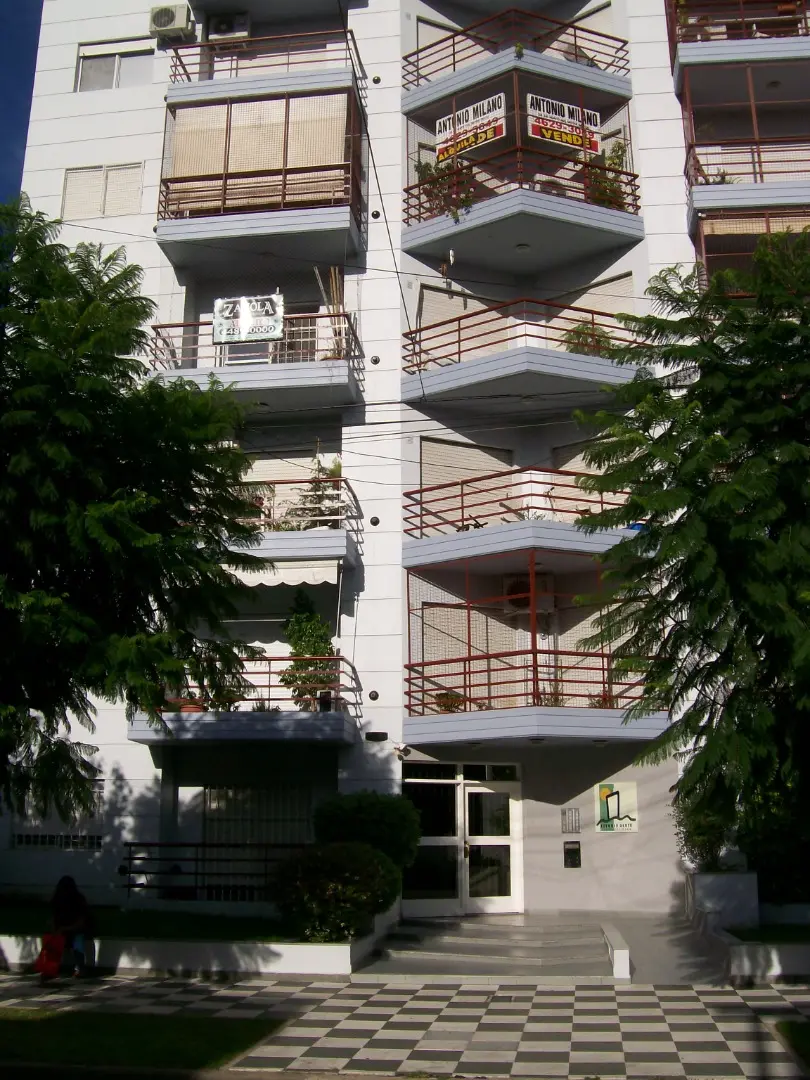 Kitnet com varanda em Morón