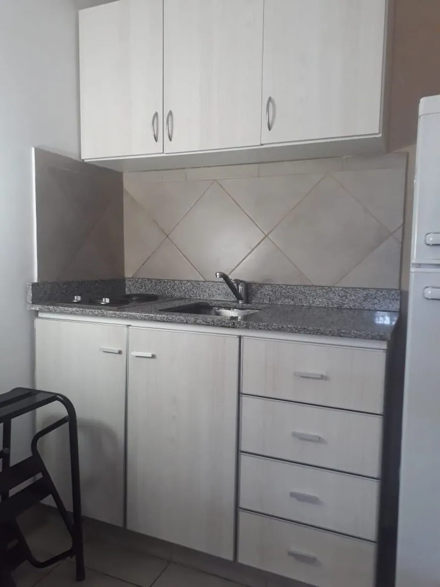 Apartamento de kitnet com varanda em Monte Castro