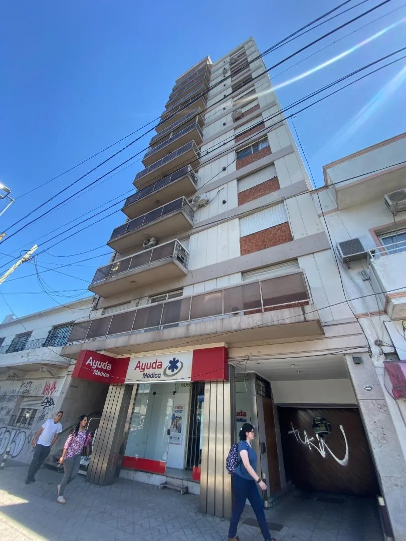 Apartamento de três ambientes com 2 dormitórios em Lanús Oeste
