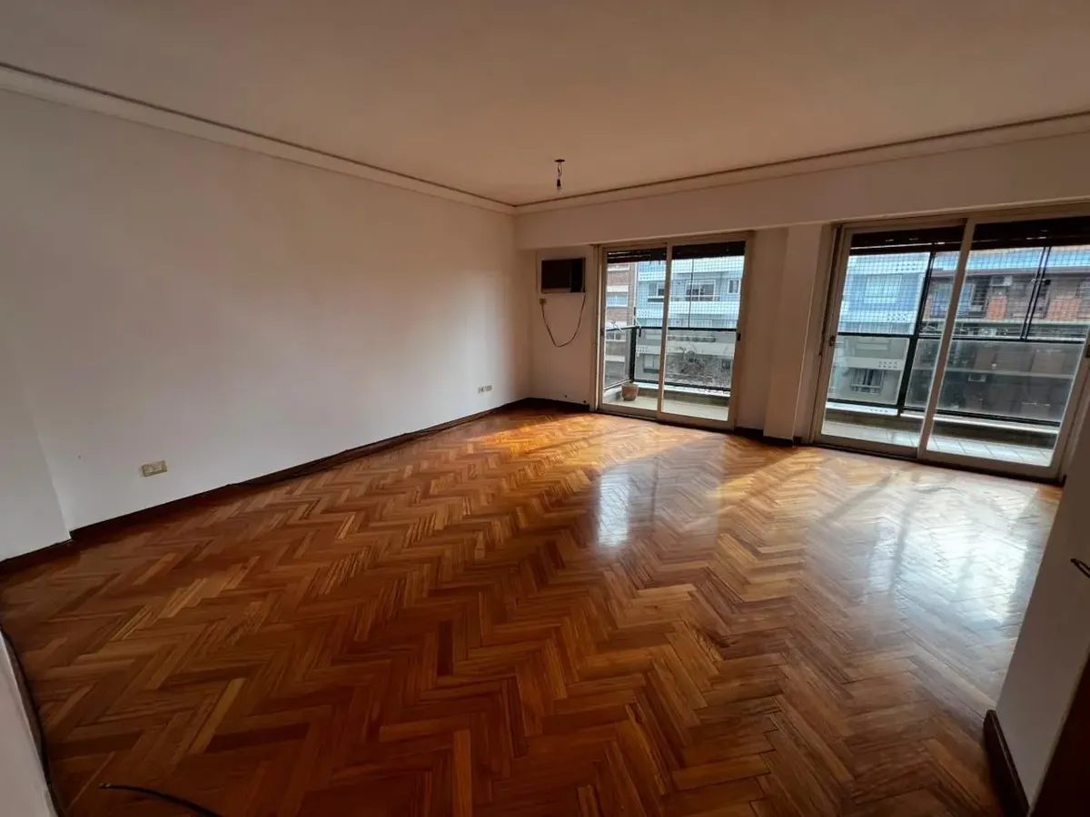 Piso de 4 ambientes con balcones y cochera en Villa Urquiza