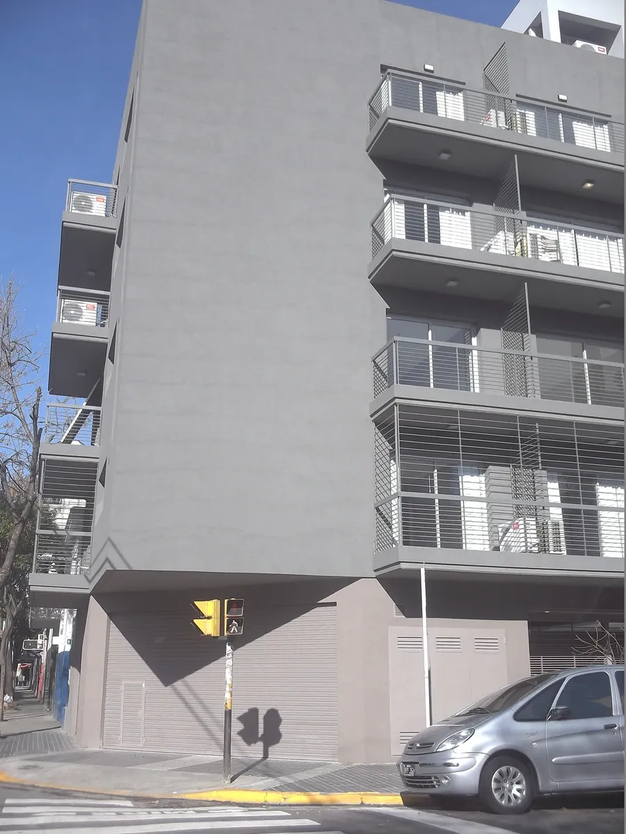 Departamento de 1 ½ ambientes amoblado con balcón al frente en Almagro